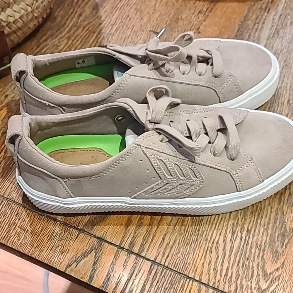 Cariuma Suede Sneakers Beige New - Picture 2 of 8